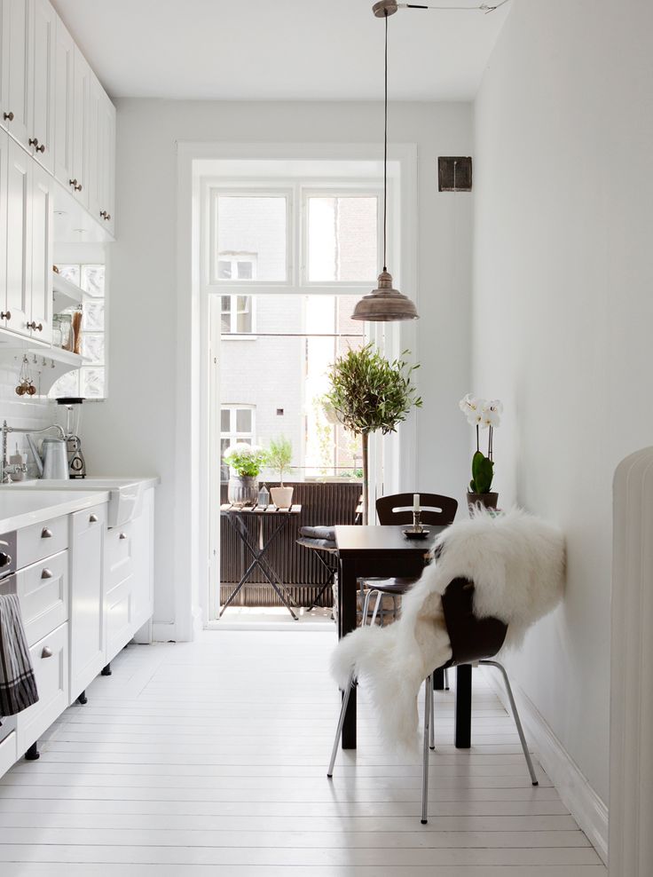 10x simple & white great little kitchen