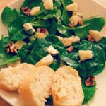 Spinaziesalade met blauwe kaas en peer