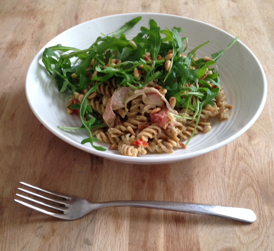 Pasta met cherrytomaten, pesto en parmaham