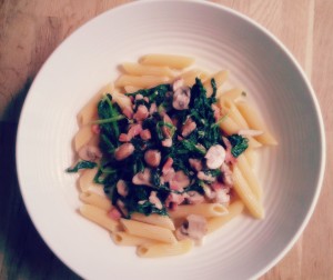 Pasta met spinazie, kastanjechampignons en spekjes