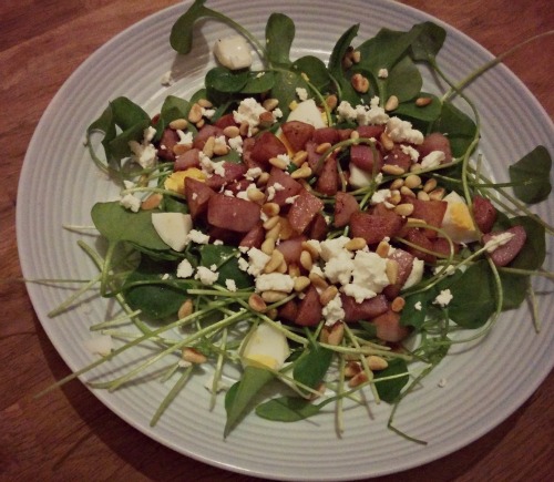 Winterpostelein salade met geitenkaas en rode aardappel