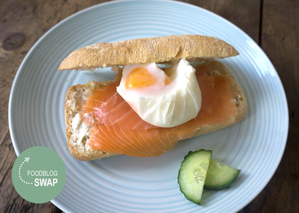 Brunch bagel met gerookte zalm en gepocheerd ei