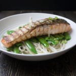 zalmfilet met sojasaus, noodles en peultjes