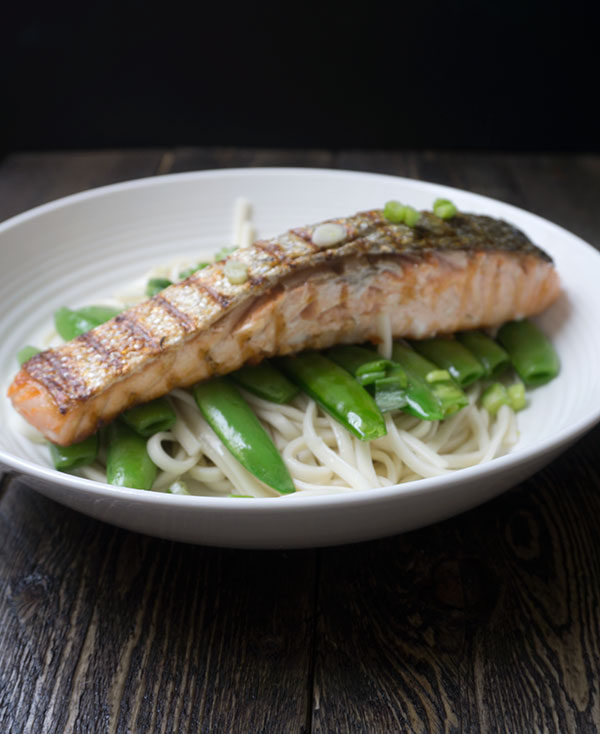 zalmfilet met sojasaus, noodles en peultjes