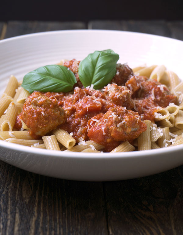 Pasta met kalfsgehaktballetjes in tomatensaus