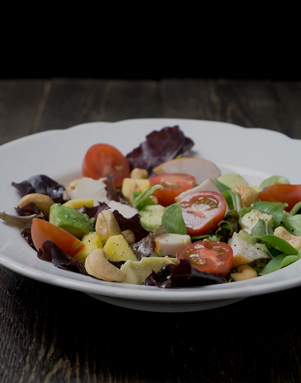 Salade met gerookte kip, mango en avocado