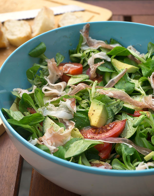 Salade met avocado, tomaat en pancetta