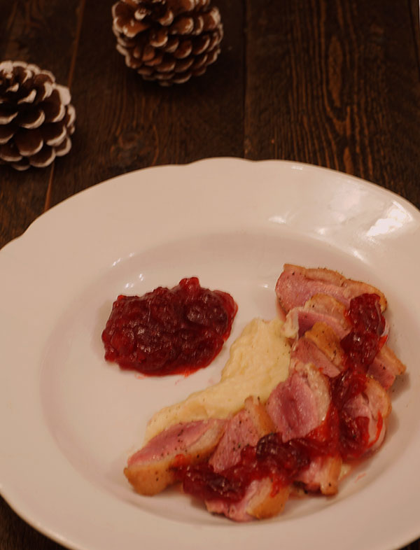 Eendenborstfilet met pastinaakcreme en cranberrysaus