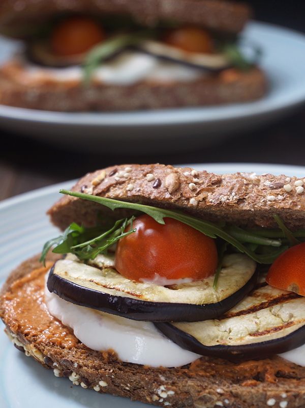 Boterham met mozzarella gegrilde aubergine en rode pesto 