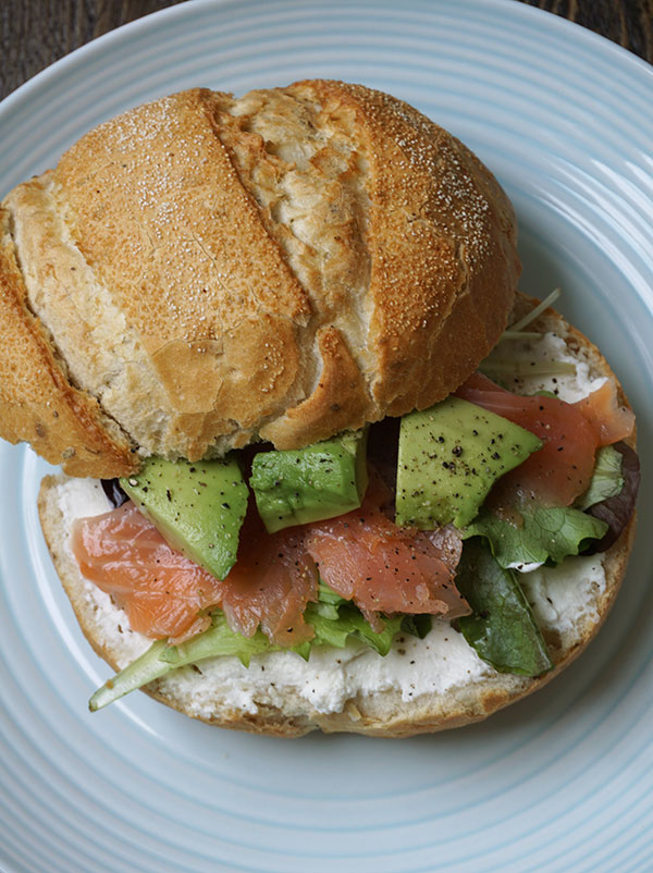 broodje met gerookte zalm, avocado en ricotta