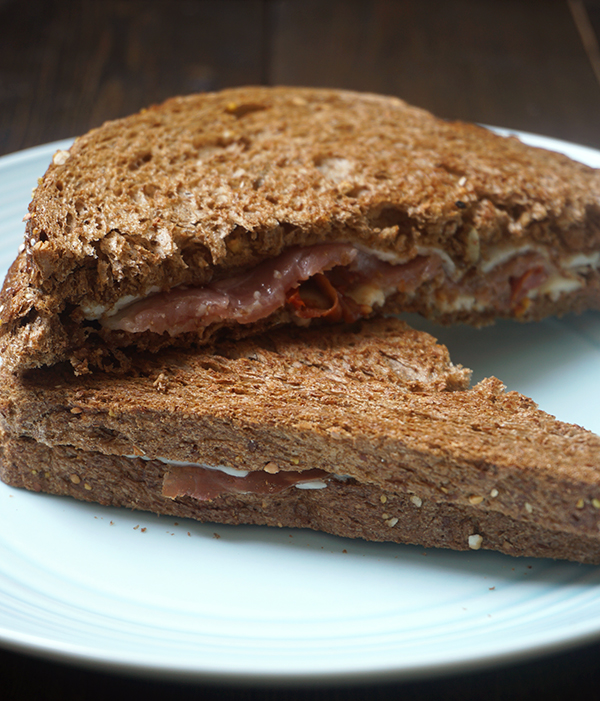 Tosti met geitenkaas en prosciutto