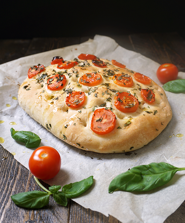 focaccia met tomaat en basilicum