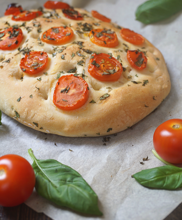 Focaccia met tomaat en basilicum