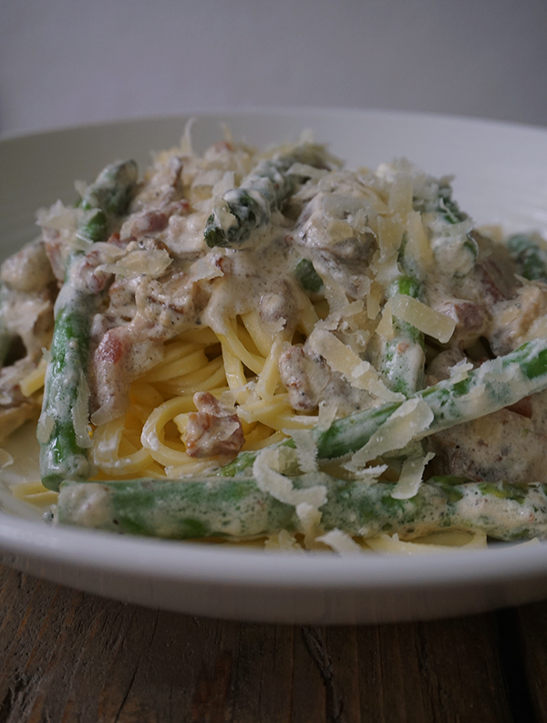 spaghetti met spekjes en groene asperges