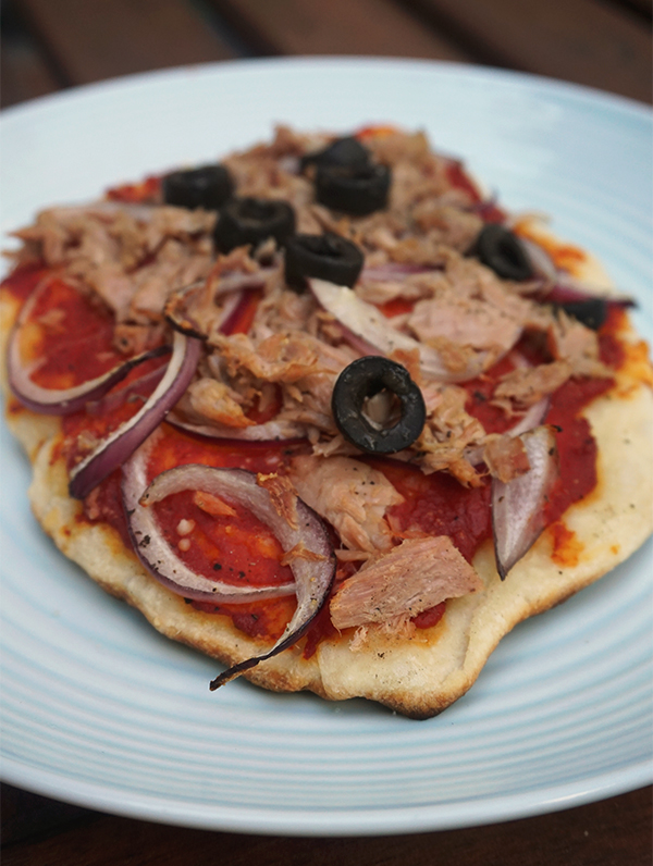 naanpizza met tonijn en zwarte olijven