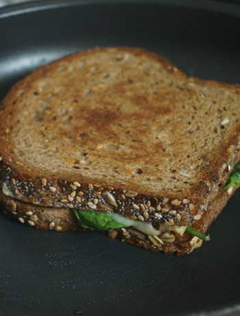 Tosti met oude kaas, spinazie en pesto