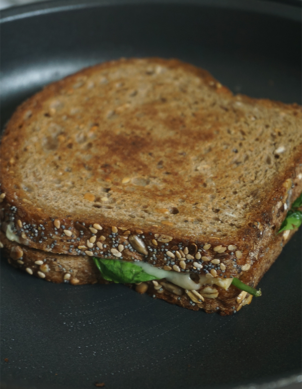 Tosti met oude kaas, spinazie en pesto