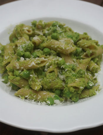 Pasta met erwten, avocado,verse munt en Parmezaanse kaas