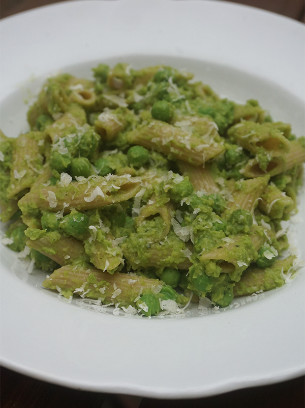 Pasta met erwten, avocado,verse munt en Parmezaanse kaas