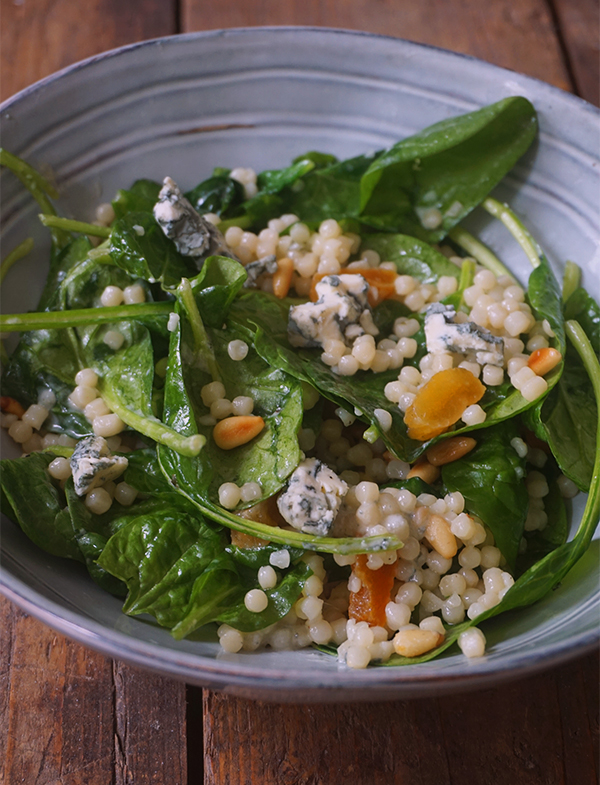 Parelcouscous salade met spinazie en blauwe kaas